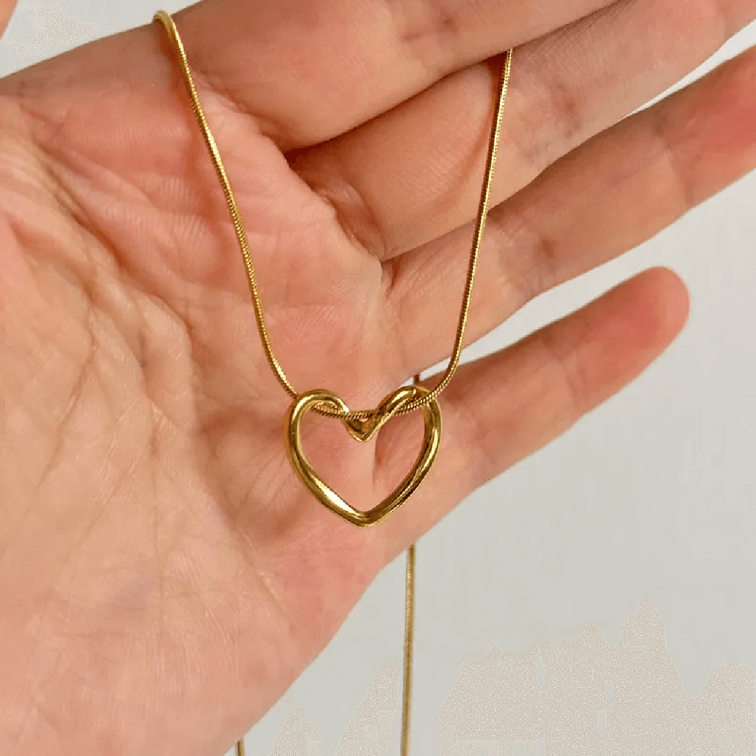 Minimalist Twist Heart Necklace - 18k Gold Plated